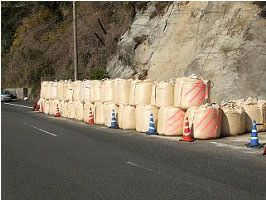 フレコンバックの仮設崖崩れの土止め