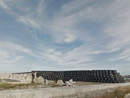黒フレコンバックと汎用フレコンバックの仮設防潮堤
